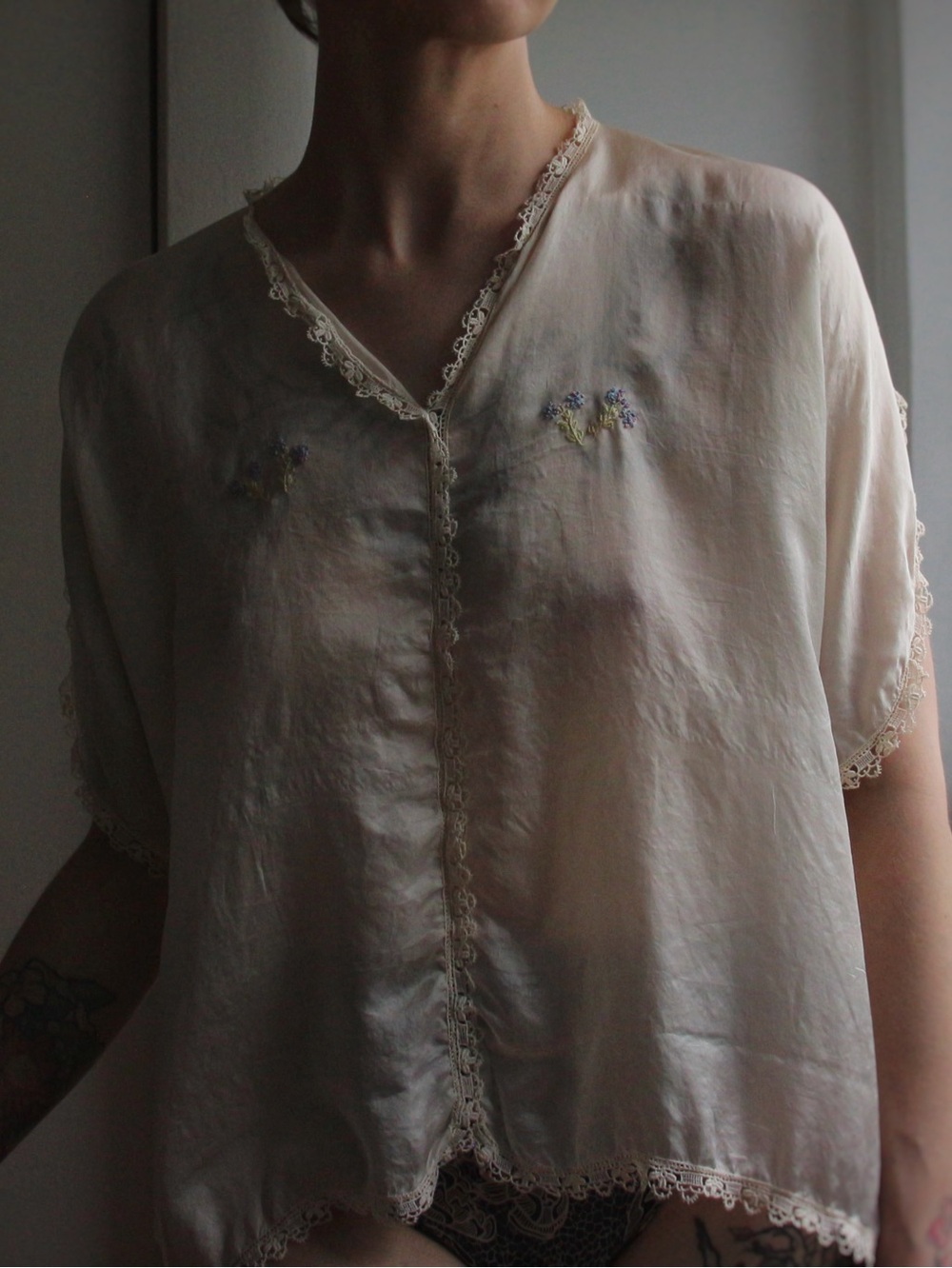 1920's Floral Embroidered Silk & Lace Lounge Blouse - Picture 2 of 10